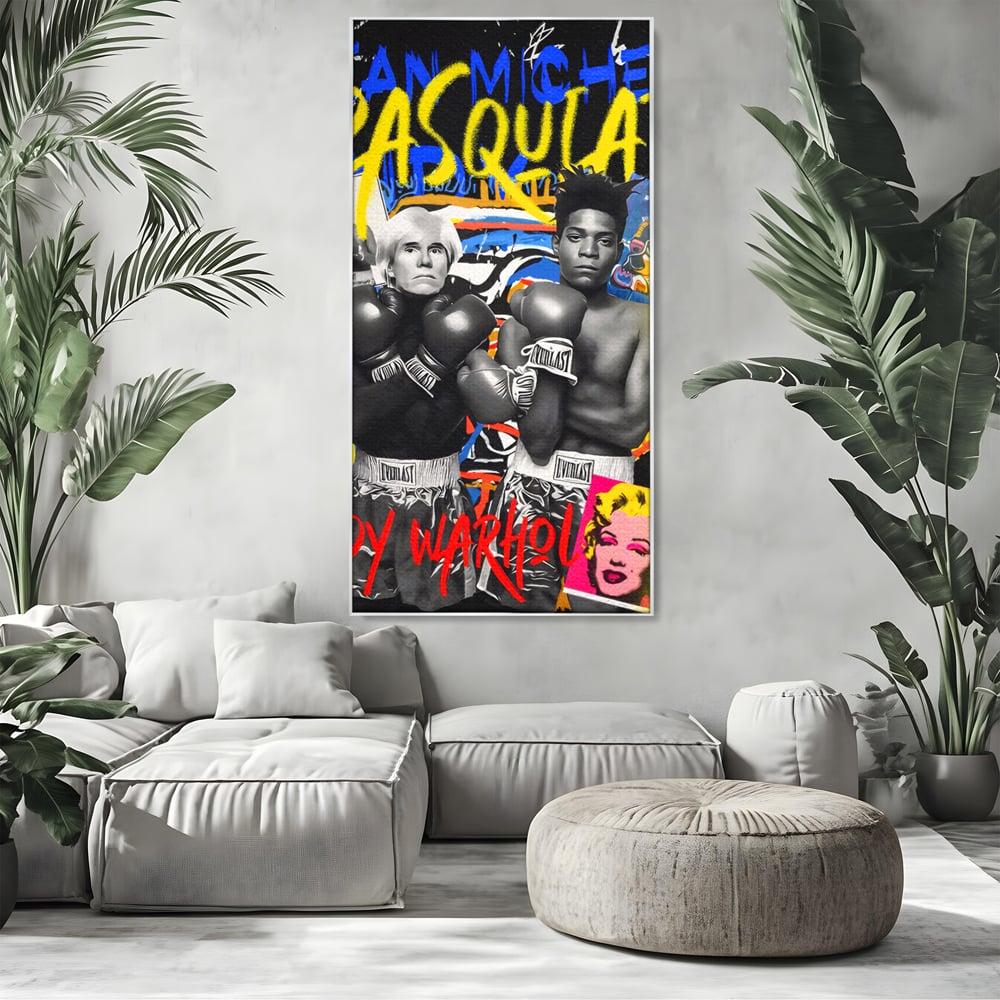 Tablou canvas cu tablou canvas cu andy warhol si basquiat, in rama de aluminiu argintiu, pe perete intr-un living